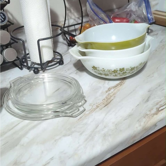 Pyrex Green and White Mixing Bowl Set with Lids